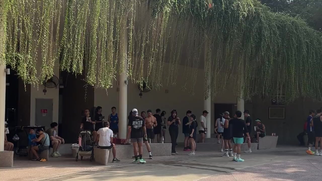 TMRC runners gathered at Jurong Lake Gardens
